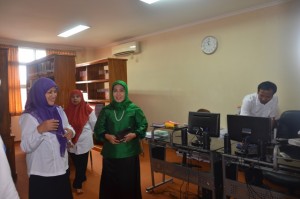 Assesor Nurlena Rifai, Dra., MA., Ph.D juga melihat Laboratorium IRAN CORNER Pascasarjana IAIN Syekh Nurjati Cirebon.