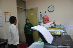Tim Assesor BAN-PT meninjau Ruang Layanan Akademik dan Umum Pascasarjana IAIN Syekh Nurjati Cirebon.