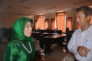 Assesor Nurlena Rifai, Drs., MA., Ph.D didampingi oleh Wadek II Dr. Saefuddin Zuhri, M. Ag observasi lapangan ke ruang perkuliahan gedung pascasarjana yang baru dalam acara Visitasi Prodi PAI dan MPI Tahun 2016.