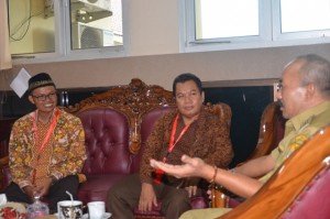 H. Tasiya Soemadi (Wabup) mendukung pebuh upaya perubahan status IAIN menjadi UIN di Wilayah Kabupaten Cirebon.