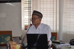 Dr. H. Adib, M. Ag (Warek II) memimpin rapat evaluasi triwulan I pelaksanaan anggaran Tahun 2016.