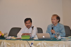 Prof. Dr. H. Sutrisno, M. Ag memberikan materi Workshop dengan didampingi oleh Dr. Makhrus, M. Ag sebagai Moderator.