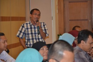 Burhanudin Sanusi, Lc., MA. berinteraktif dalam acara workshop kurikulum KKNI Tahun 2016.