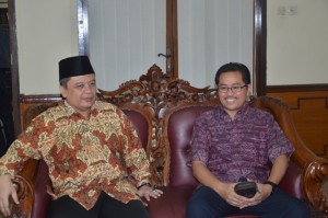 Sultan Sepuh XIV Keraton Kasepuhan Cirebon PRA. Arief Natadiningrat bersama Dr. H. Mastuki HS, M. Ag (Kasubdit Kelembagaan Diktis Kemenag RI)