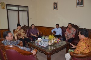 Rektor IAIN Dr. H. Sumanta, M. Ag menerima PRA. Arief Natadiningrat, Dr. H. Mastuki HS, M. Ag diruang kerja beliau dengan didampingi Prof. Dr. H. Jamali, M. Ag dan Dr. Makhrus, M. Ag.