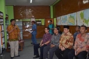 Dr. Makhrus, M. Ag memberikan sambutan dalam acara Launching Cirebonese Corner di Perpustakaan Pusat IAIN Syekh Nurjati Cirebon.