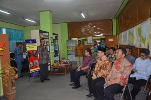 Dr. H. Sumanta, M. Ag (Rektor IAIN) memberikan sambutan dalam acara Launching Cirebonese Corner di Perpustakaan Pusat IAIN Syekh Nurjati Cirebon.