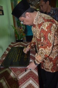 Sultan Sepuh XIV Keraton Kasepuhan Cirebon PRA. Arief Natadiningrat menandatangani Prasasti Cirebonese Corner Perpustakaan Pusat IAIN Syekh Nurjati Cirebon Tahun 2016.