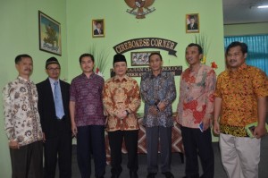Foto bersama Pasca Penandatangan Prasasti dalam acara Launching Cirebonese Corner di Perpustakaan Pusat IAIN Syekh Nurjati Cirebon.