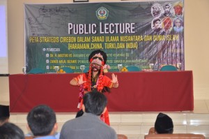 Tari Topeng Cirebon merupakan salah satu rangkaian pembuka dalam acara Public Lecture.