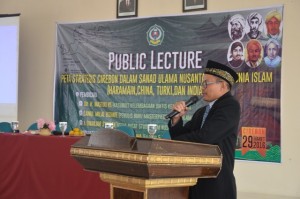 Dr. H. Adib, M.Ag atas nama Rektor IAIN membuka acara Public Lecture.