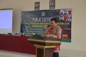 Prof. Dr. H. Jamali, M. Ag (Direktur Pascasarjana) memberikan sambutan dalam acara Public Lecture.