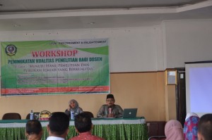 Dr. Mamat SB, M. Ag memberikan materi kepada peserta Workshop.