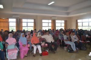 Dr. Anwar Sanusi, M. Ag dan Dr. Siti Fatimah, M. Hum turut hadir dalam acara Dialog Publik DEMA FUAD.