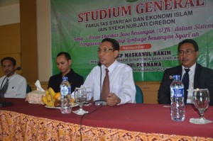 Dr. H. Sumanta, M. Ag (Rektor IAIN) membuka acara Studium General Dekanat Fakultas Syari'ah Ekonomi Islam IAIN Syekh Nurjati Cirebon Tahun 2016.