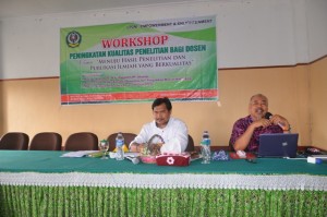 Dr. Makhrus, M. Ag selaku Moderator mendampingi Prof. Dr. Kumaidi, MA dalam acara Workshop Peningkatan Kualitas Penelitian Bagi Dosen di Lingkungan IAIN Syekh Nurjati Cirebon.