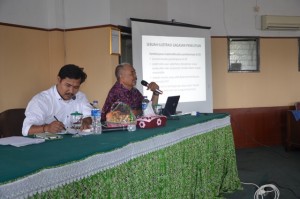 Prof. Dr. Kumaidi, MA menyampaikan materi dalam acara Workshop yang diselenggarakan oleh LPPM.