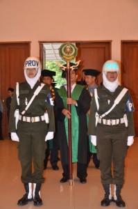 Anggota Resimen Mahasiswa mengawal Pasukan Prosesi Wisuda Sarjana dan Magister ke-XIII memasuki mimbar upacara Sidang Senat Terbuka.