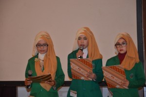 Pembawa Acara (MC) menggunakan3 (tiga ) Bahasa Arab, Inggris dan Indonesia pada acara Wisuda Sarjana dan Magister ke-XIII Tahun 2016.
