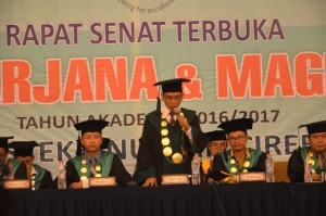 Dr. H. Sumanta, M. Ag Rektor IAIN Syekh Nurjati Cirebon membuka acara Sidang Senat Terbuka dalam Wisuda Sarjana dan Magister ke-XIII Tahun 2016.
