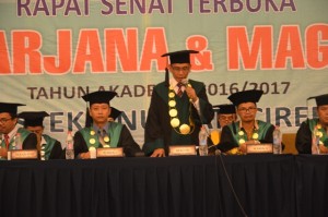 Rektor IAIN Syekh Nurjati Cirebon menutup acara Sidang Senat Terbuka dalam Wisuda Sarjana dan Magister ke-XIII tahun 2016.