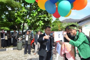 Dr. H. Farihin, M. Pd (Warek III) melepaskan Balon GBA ke udara dalam acara Opening Ceremony.