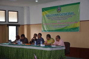 Dr. Hajam, M. Ag (Dekan FUAD) memberikan sambutan dalam acara Studium General Fakultas Ushuluddin Adab Dakwah IAIN Syekh Nurjati Cirebon Tahun 2016.