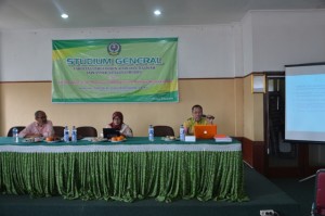 Prof. Dr. M.I. Djoko Marihandono, S.sM. Si didampingi Dr. Siti Fatimah, M. Hum (Wadek I) dan Dr. Yayat Suryatna, M. Ag (Wadek II) dalam acara Studium General FakultUshuluddin Adab Dakwah IAIN Syekh Nurjati Cirebon Tahun 2016.