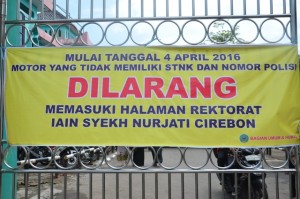 Rambu Larangan Masuknya Kendaraan yang tidak memiliki STNK dan tidak ber- Nomor POLISI di Lingkungan Kampus IAIN Syekh Nurjati Cirebon.