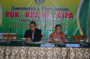 Dr. H. Adib, M. Ag mendampingi Dr. Hilmi Muhammadiyah (Sekretaris Inspektorat Jenderal Kementerian Agama RI) sebagai Narasumber dalam acara Sinkronisasi dan Penyelarasan POK RKA-KL/ DIPA Tahun Anggaran 2016.