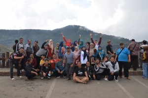 Civitas Academika IAIN Syekh Nurjati Cirebon berpose di depan Kawah Gunung Tangkuban Perahu dalam acara Tadabur kepada Alam Semesta.