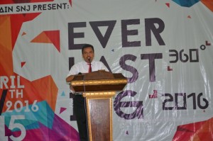 Dr. Ilman Nafi'a, M. Ag Dekan Fakultas Ilmu Tarbiyah dan Keguruan membuka acara Everlasting 2016 Se-Wilayah III Cirebon.