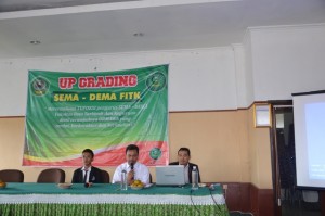 Dekan Fakultas Ilmu Tarbiyah dan Keguruan Dr. Ilman Nafi'a, M. Ag membuka acara Up Grading SEMA-DEMA FITK Tahun 2016.