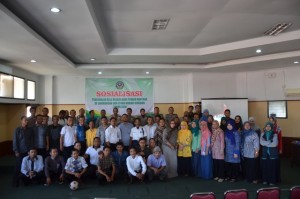 Foto bersama Panitia, Narasumber dan Peserta dalam acara Up Grading Sosialisasi dan Pengenalan Bela Negara Bagi Tenaga Kontrak di Lingkungan IAIN Syekh Nurjati Cirebon Tahun 2016.