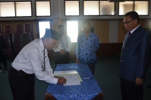 Drs. Mahmud menandatangani Fakta Integritas usai dilantik dan diambil Sumpah Jabatan.