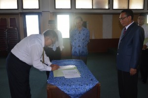 Drs. H. Ibnu Sina, M.Si menandatangani usai dilantik dan diambil Sumpah Jabatan.