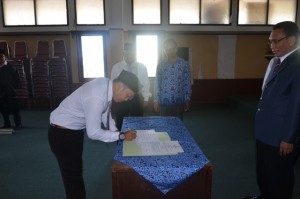 Dody Dahwana Putra, S.EI., MAB menandatangani usai dilantik dan diambil Sumpah Jabatan.