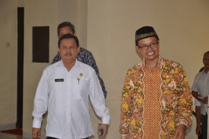 Warek II Dr. H. Adib, M. Ag menyambut kehadiran Wakil Bupati Kabupaten Indramayu Drs. H. Supendi, M. Si.