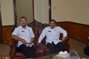 Wakil Bupati Kabupaten Indramayu Drs. H. Supendi, M. Si didampingi Kepala Bagian Pertanahan Kabupaten Indramayu A. Budiharto pada kunjungan kerja ke Smart Campus IAIN Syekh Nurjati Cirebon. 