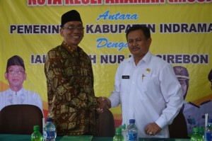 Berjabat tangan Rektor IAIN Syekh Nurjati Cirebon Dr. H. Sumanta, M. Ag dengan Wakil Bupati Kabupaten Indramayu Drs. H. Supendi, M. Si.