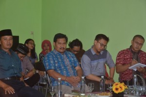 Kepala Pusat Perpustakaan IAIN Syekh Nurjati Cirebon Dr. Makhrus, M. Ag sebagai penanggungjawab kegiatan Bedah Buku "Perempuan, Islam dan Negara".