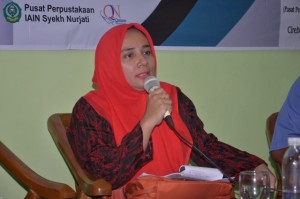 Hj. Afwah Mumtazah, M. Ag sebagai pembahas dalam acara Bedah Buku "Perempuan, Islam dan Negara".