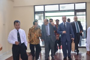 Duta Mesir untuk Indonesia beserta rombongan disambut oleh Dr. H. Farihin, M. Pd (Warek. III Bidang Kemahasiswaan dan Kerjasama).