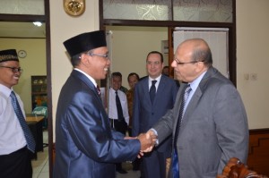 Dr. H. Sumanta, M. Ag (Rektor IAIN) menyambut Duta Mesir untuk Indonesia