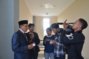 Konfersi Pers Dr. H. Sumanta, M. Ag dengan HU Rakyat, Fajar dan Kabar Cirebon.