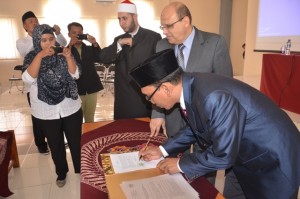 Dr. H. Sumanta, M. Ag Rektor IAIN Syekh Nurjati Cirebon menandatangani Nota Kesepahaman kerjasama dalam 