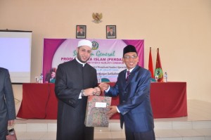 Dr. Nabil Abdul Jawwad menerima cinderamata dari Rektor IAIN Dr. H. Sumanta, M. Ag pasca acara Studium General Prodi PERDAIS IAIN Syekh Nurjati Cirebon Tahun 2016.