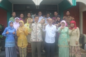 Dr. Hajam, M. Ag (ditengah) bersama Wakil Dekan, Kabag, Kasubbag dan Staff Fakultas Ushukuddin Adab Dakwah IAIN Syekh Nurjayi Cirebon.