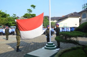Pengibaran Bendera Sang Saka Merah Putih dalam acara Upacara Memperingati Hari kebangkitan Nasional ke 108 Tahun 2016.