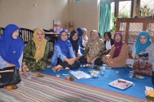 Ketua Dharma Wanita IAIN Syekh Nurjati Cirebon Hj. Fatimah Sumanta Hasyim, S. Pd memimpin acara silaturahim Dosen dan Karyawan yang tergabung dalam kegiatan Dharma Wanita.